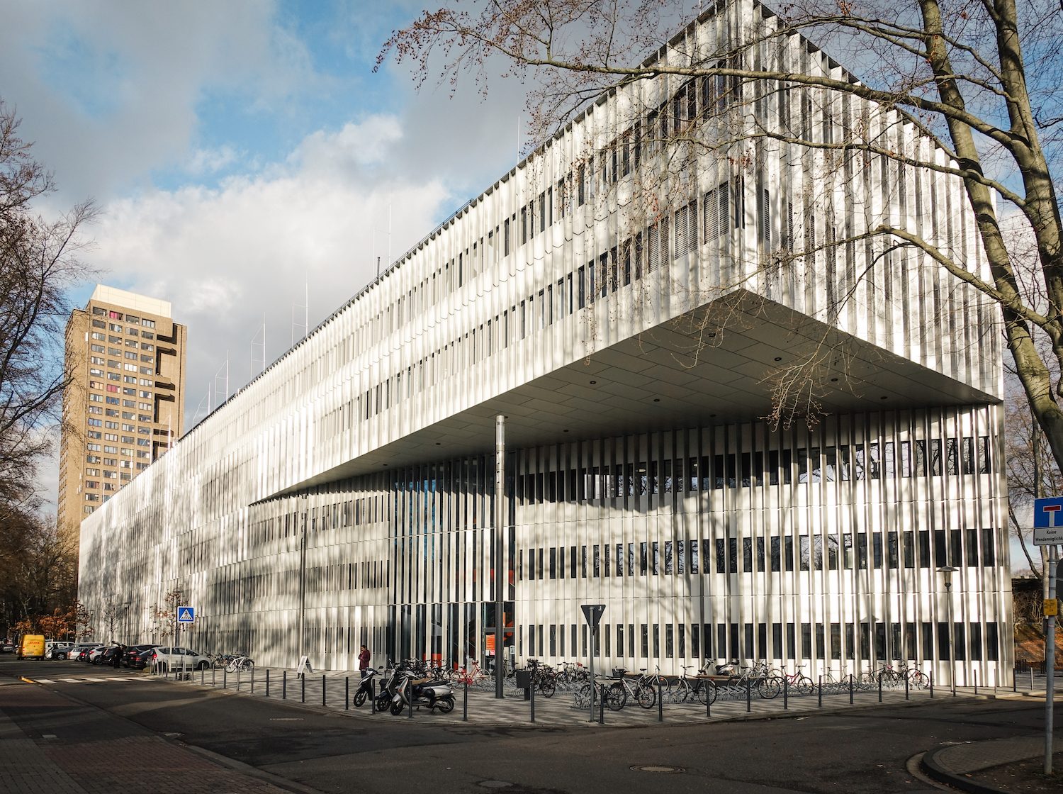 Moderne Lamellenfassade