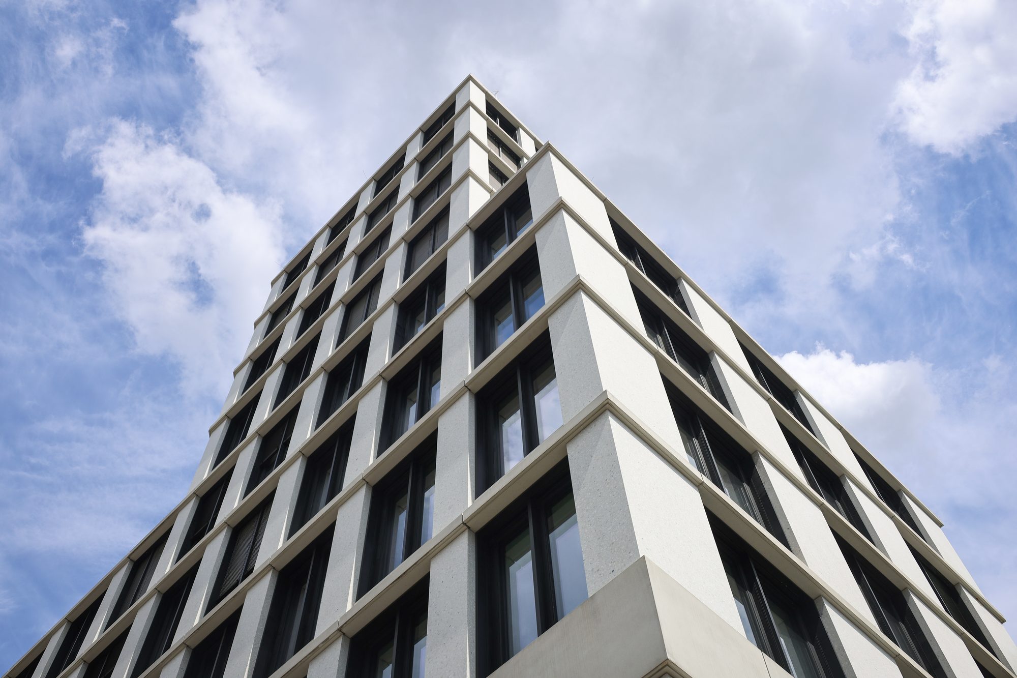 Gebäudeecke gegen den Himmel