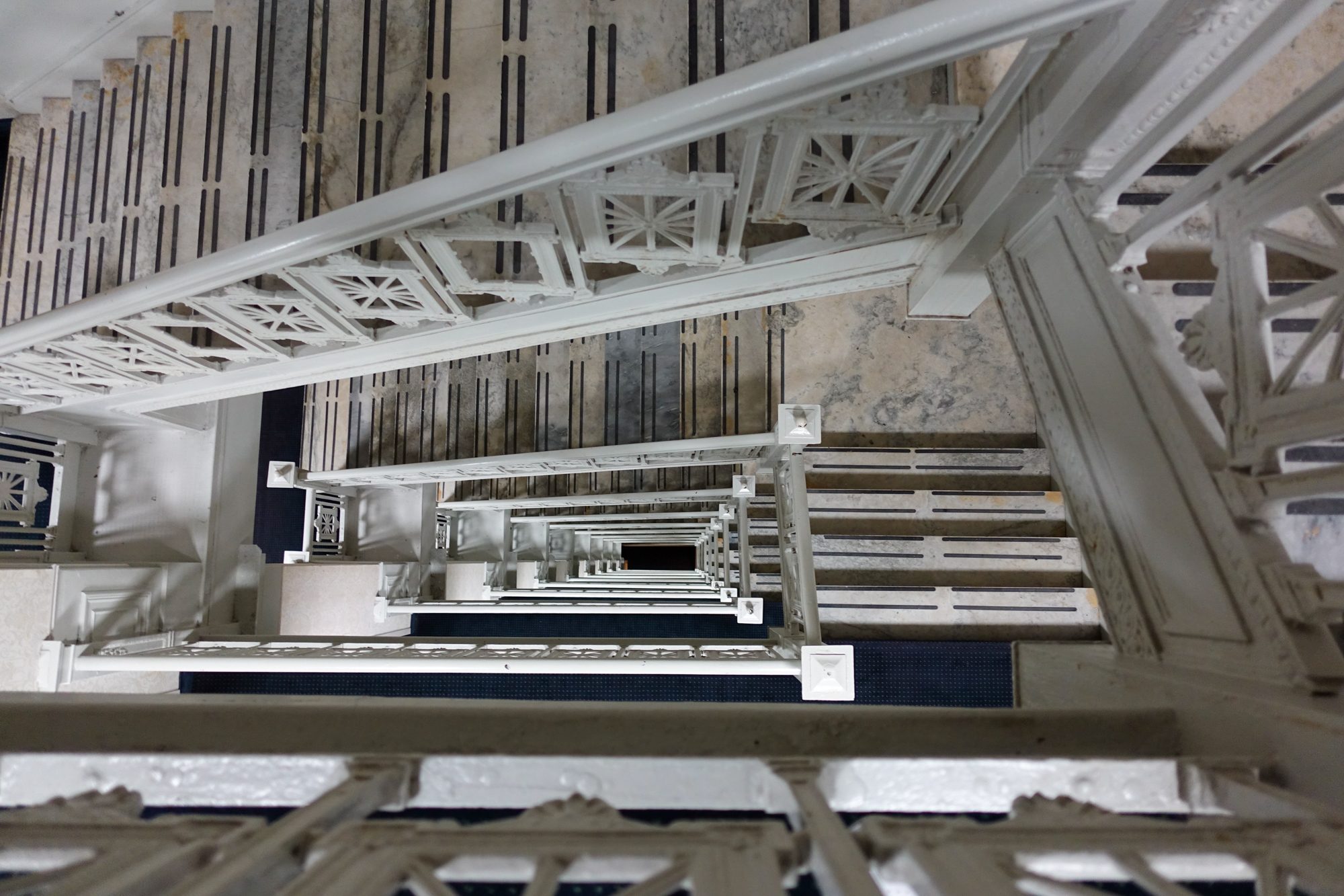 Ornamentales Treppenhaus von oben